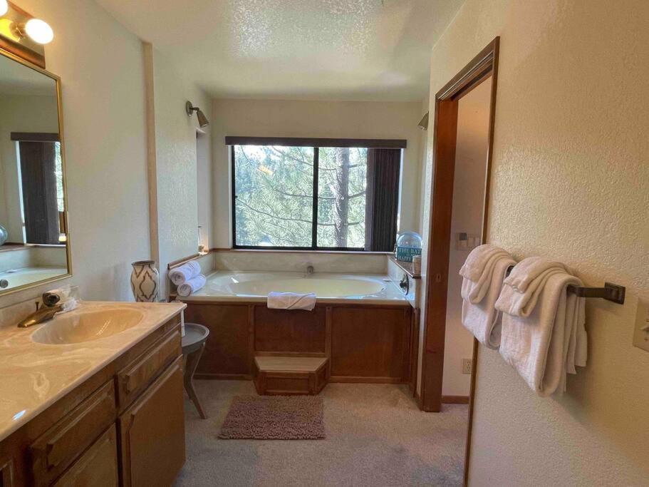 Luxury Joyful Bear Cabin With View, Big Bear Lakeヴィラ エクステリア 写真